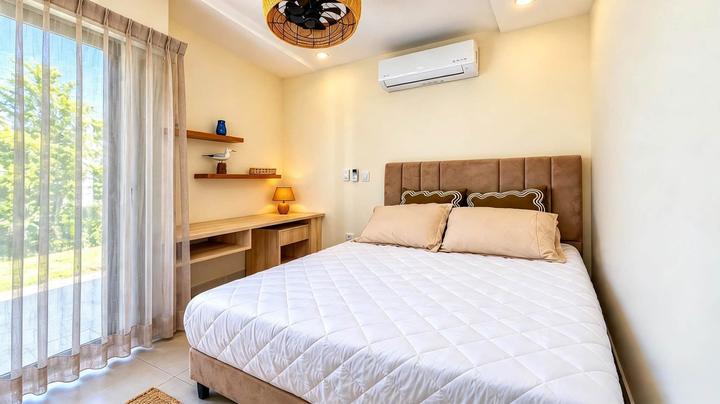 Segundo dormitorio con cama matrimonial, escritorio y ventanal