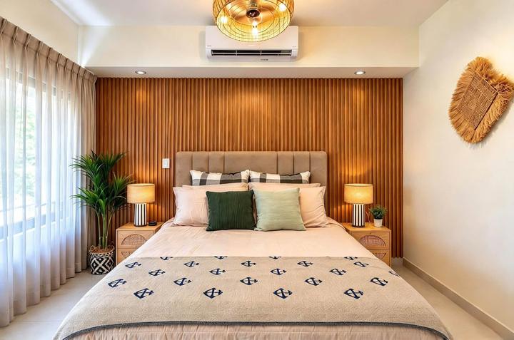 Dormitorio principal con cama queen y pared de listones de madera